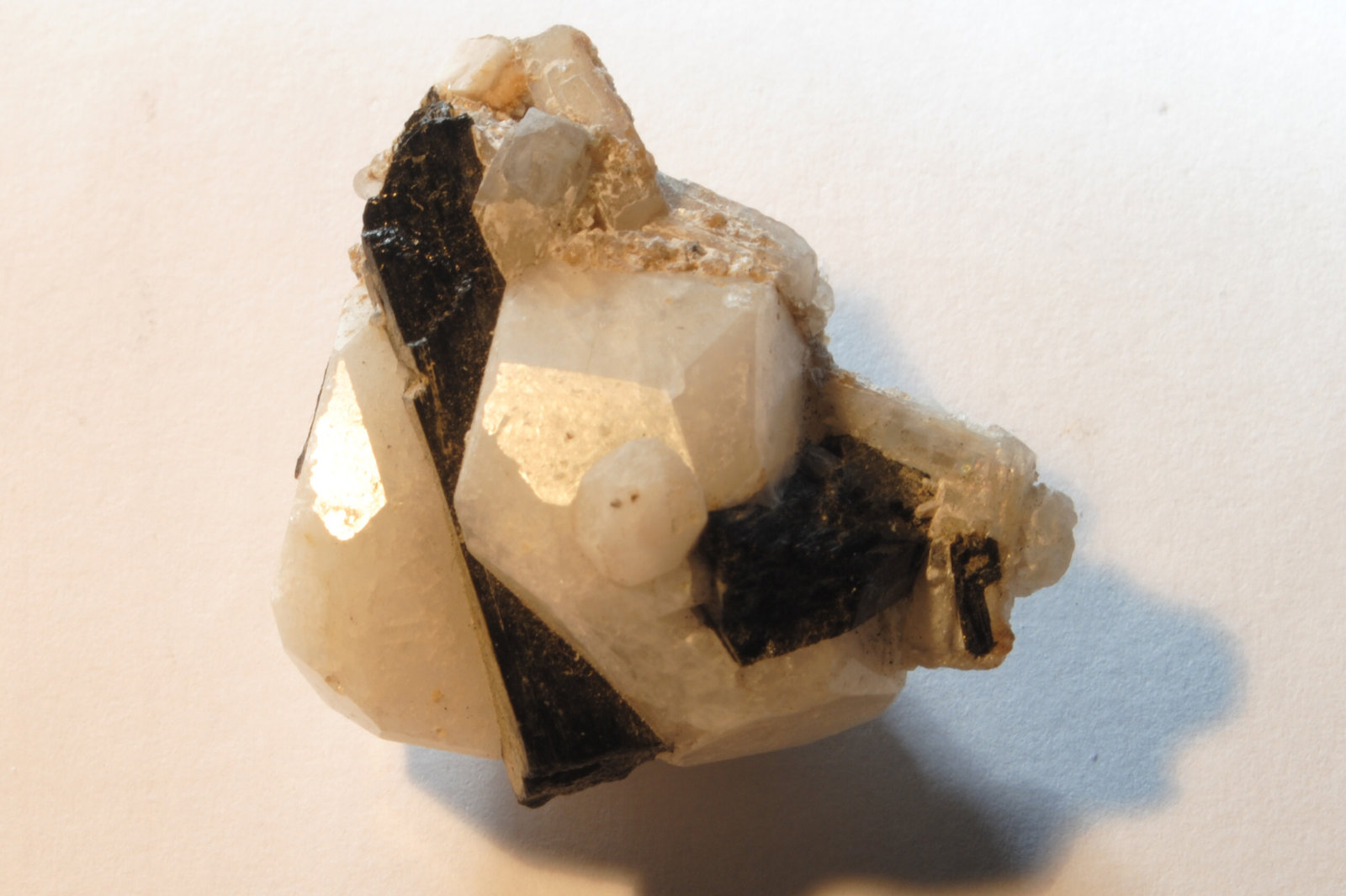 Analcima y Aegirina
Medidas pieza: 3,2x2,5x2,4 cm
(Autor: Sergio Pequeño)