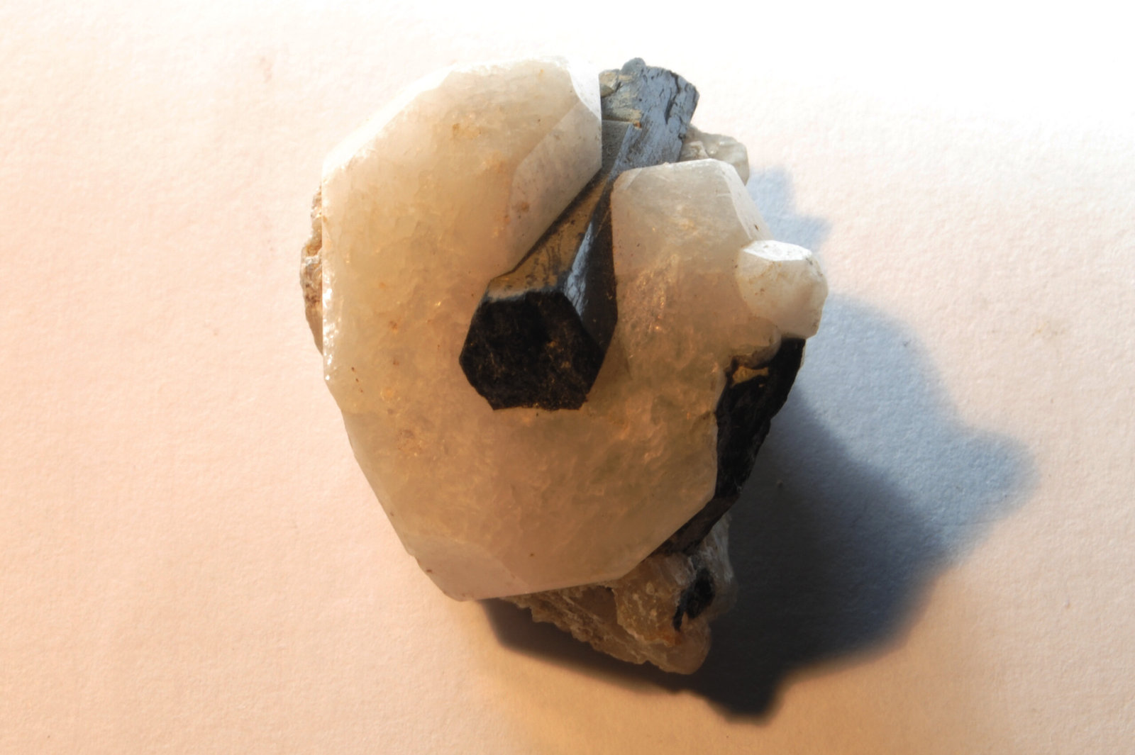Analcima y Aegirina
Medidas pieza: 3,2x2,5x2,4 cm
(Autor: Sergio Pequeño)