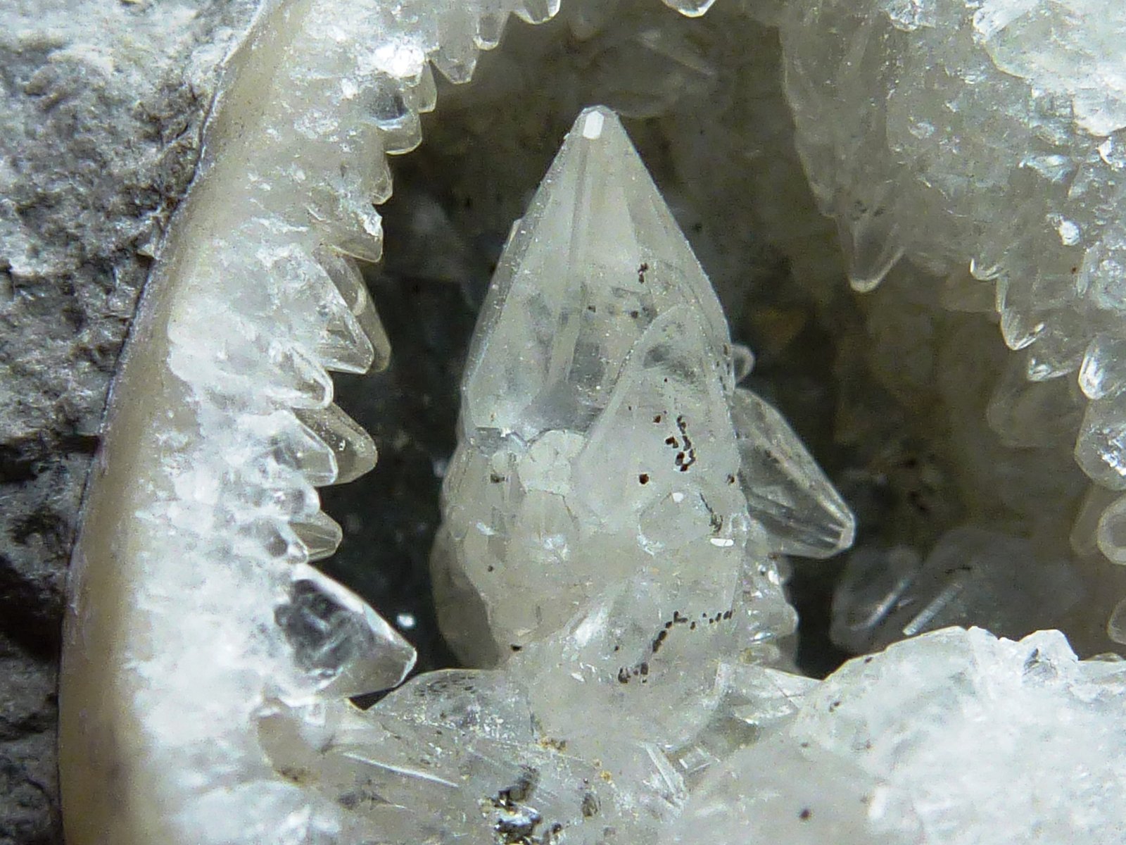 Calcita
2 x 1,5 cm. la geoda, 1 cm. el cristal
(Autor: javier ruiz martin)