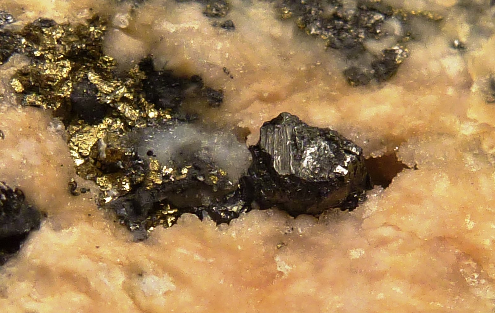 Proustita, Pirita, Dolomita
6 x 4 cm. la pieza 0,2 cm. el cristal
(Autor: javier ruiz martin)