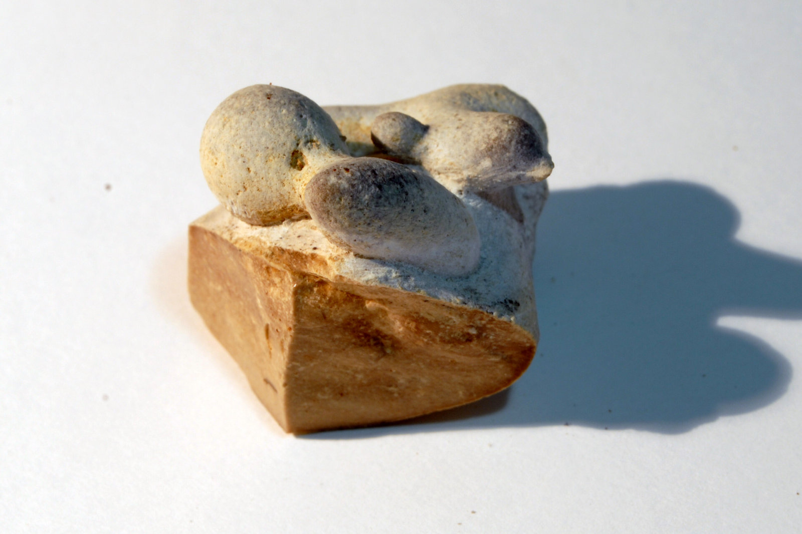 Ópalo (variedad menilita)
Medidas pieza: 2,7x2,4x2,4 cm
(Autor: Sergio Pequeño)