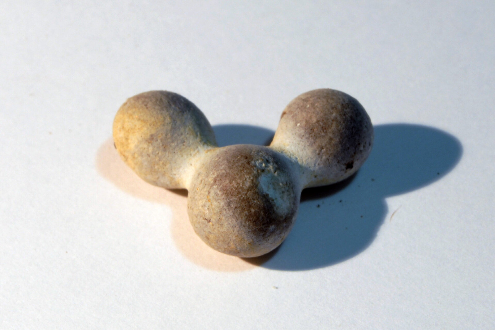 Ópalo (variedad menilita)
Medidas pieza: 2,2x1,6x0,9 cm
(Autor: Sergio Pequeño)