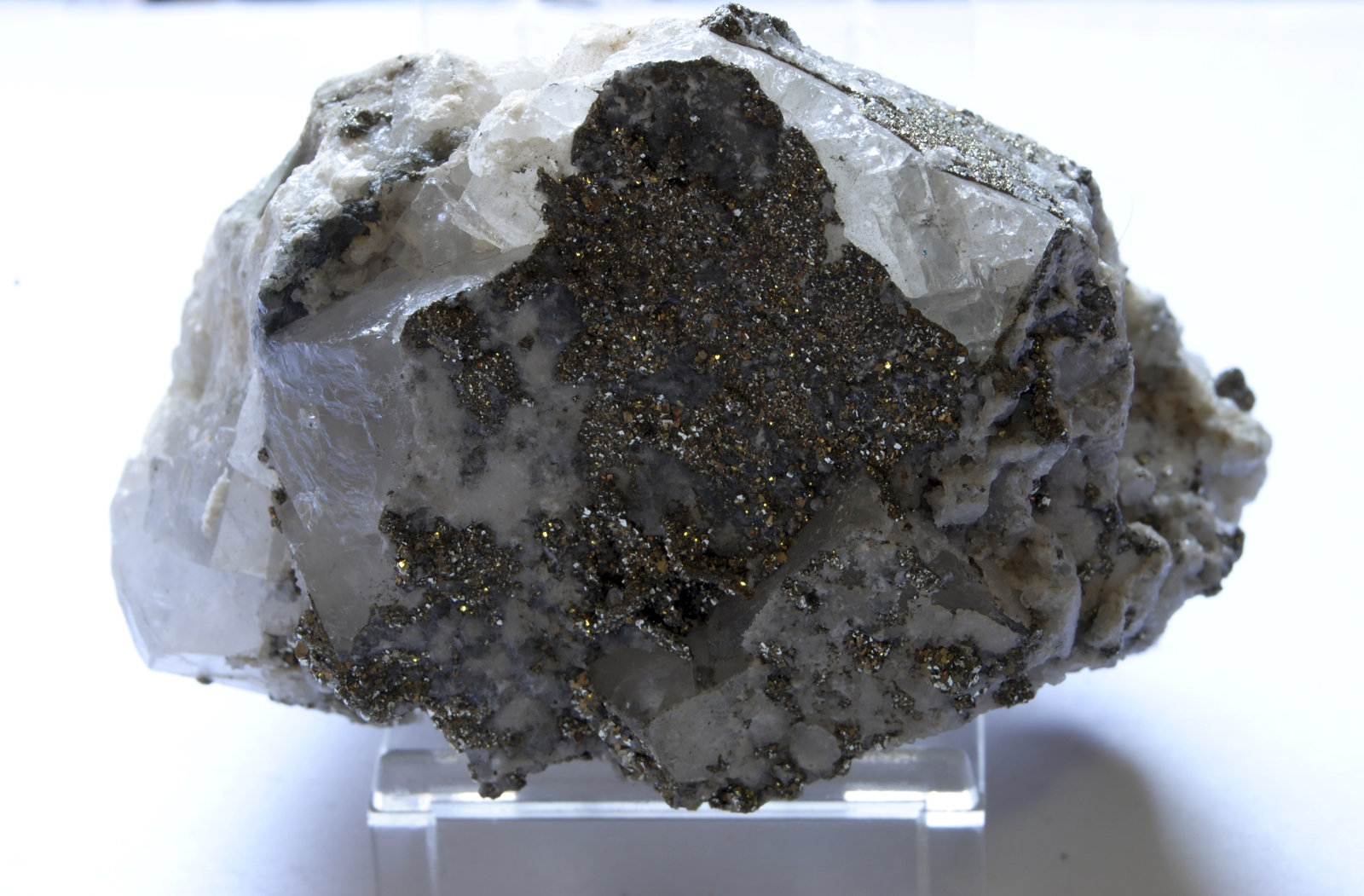Fluorita y Pirita
Medidas pieza: 7,6x5,6x5 cm
(Autor: Sergio Pequeño)