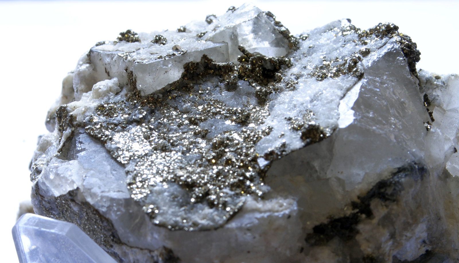 Fluorita y Pirita
Medidas pieza: 7,6x5,6x5 cm
(Autor: Sergio Pequeño)