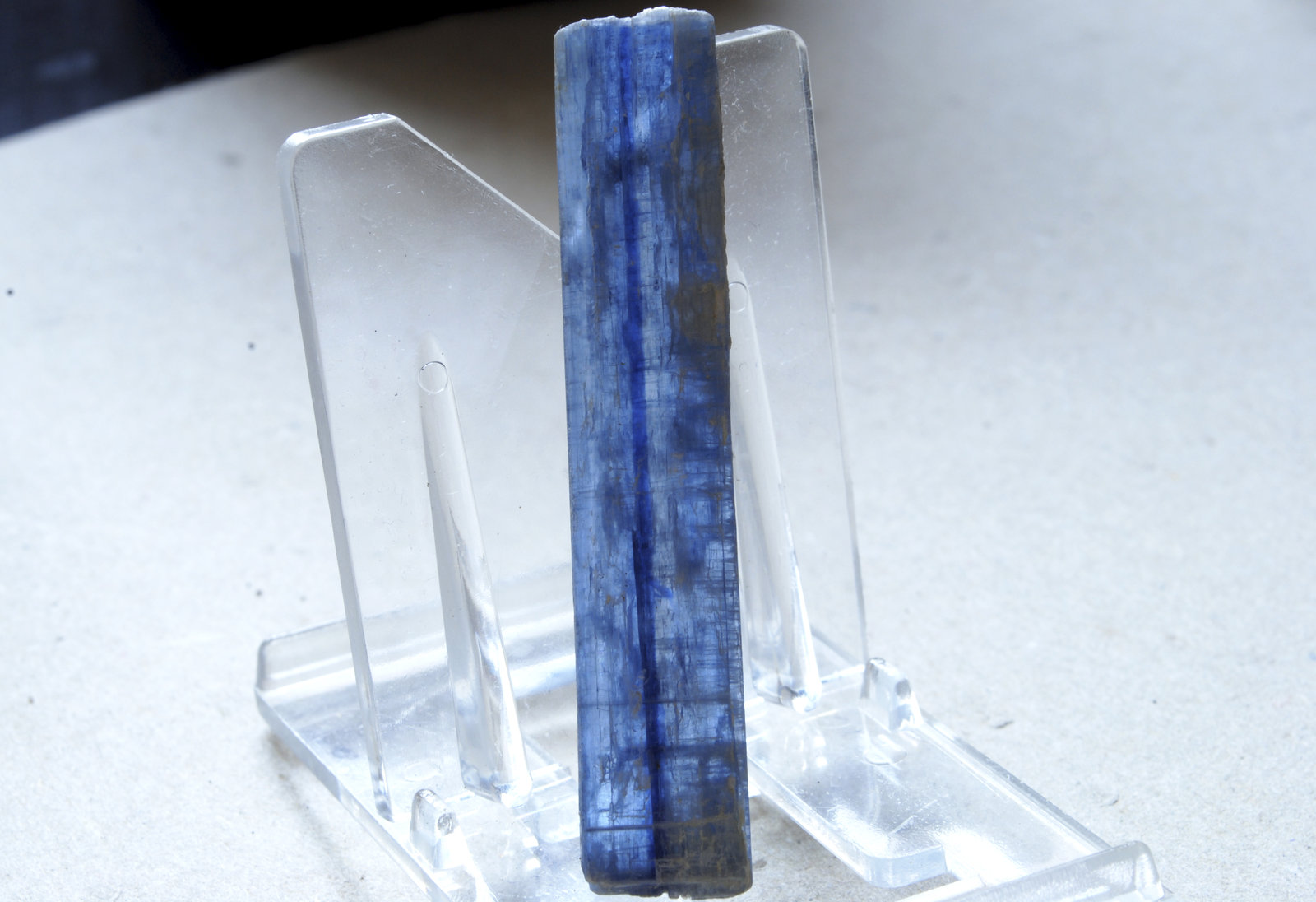 Cianita
Medidas pieza: 7,5x1,4x0,3 cm
(Autor: Sergio Pequeño)