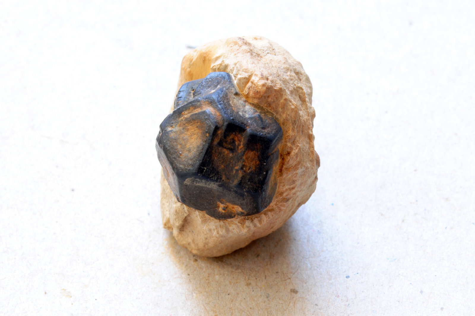 Goethita pseudomórfica de Pirita
Medidas pieza: 3,1x2,5x2 cm
(Autor: Sergio Pequeño)