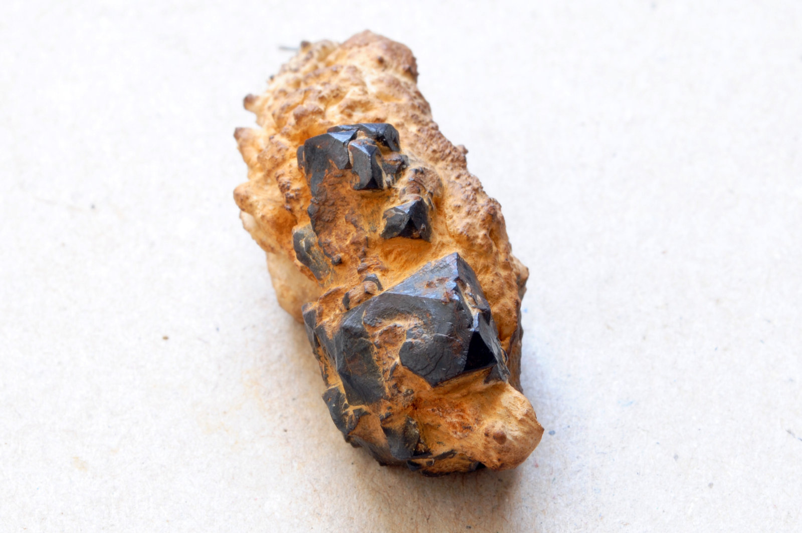 Goethita pseudomórfica de Pirita
Medidas pieza: 4,6x2x1,7 cm
(Autor: Sergio Pequeño)