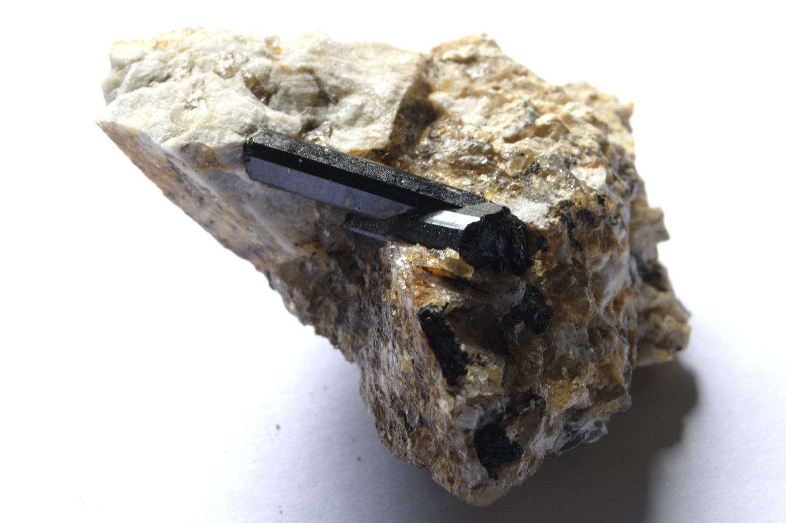 Chorlo
Medidas pieza: 6,3x6x2,7 cm, Medidas cristal: 2,5x0,5x0,3 cm
(Autor: Sergio Pequeño)
