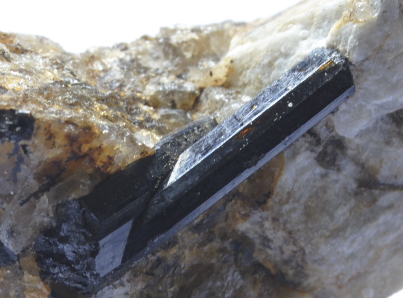 Chorlo
Medidas pieza: 6,3x6x2,7 cm, Medidas cristal: 2,5x0,5x0,3 cm
(Autor: Sergio Pequeño)