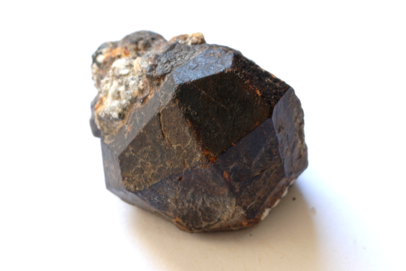 Almandino
Medidas pieza: 2,7x2x1.8 cm
(Autor: Sergio Pequeño)