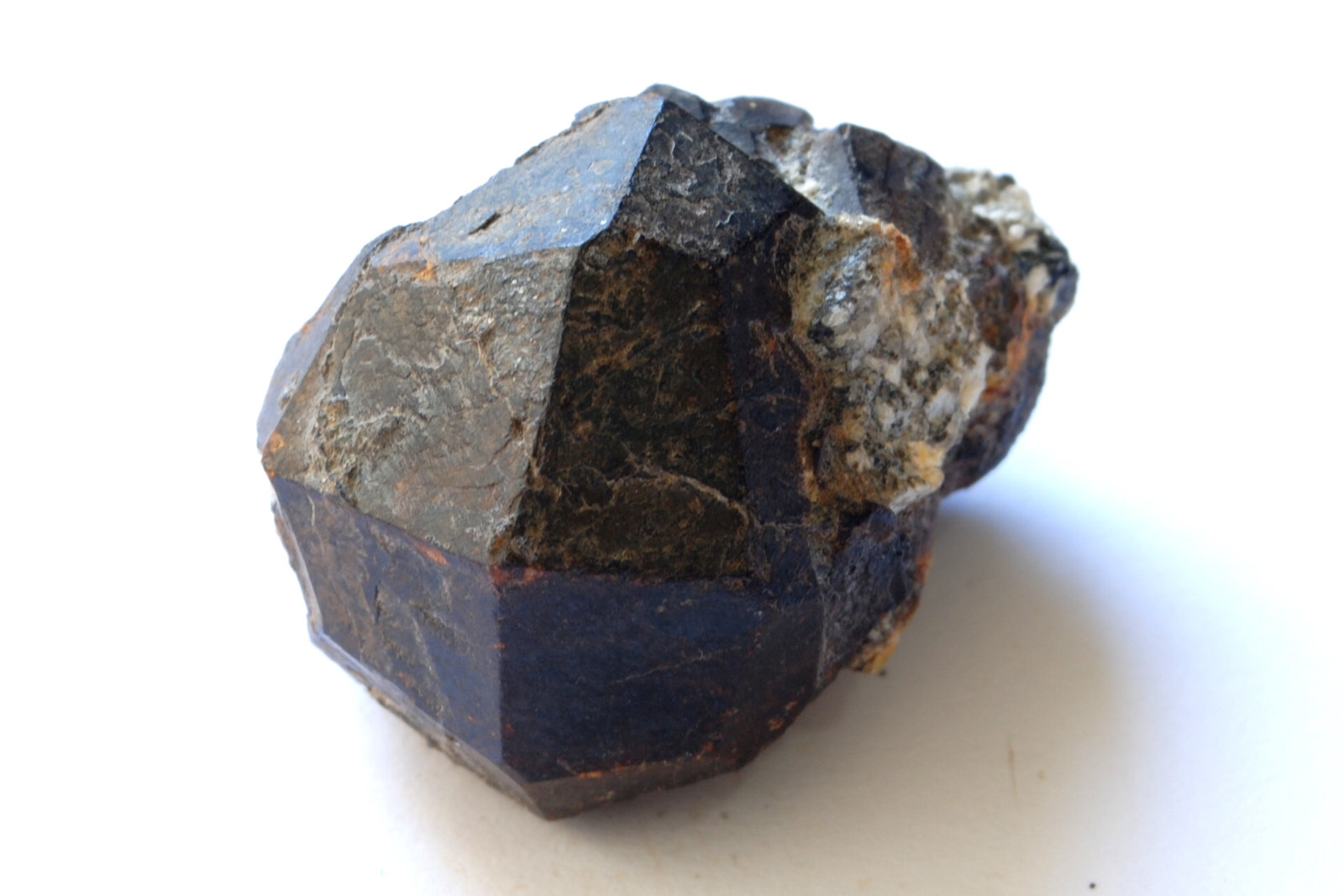Almandino
Medidas pieza: 2,7x2x1.8 cm
(Autor: Sergio Pequeño)