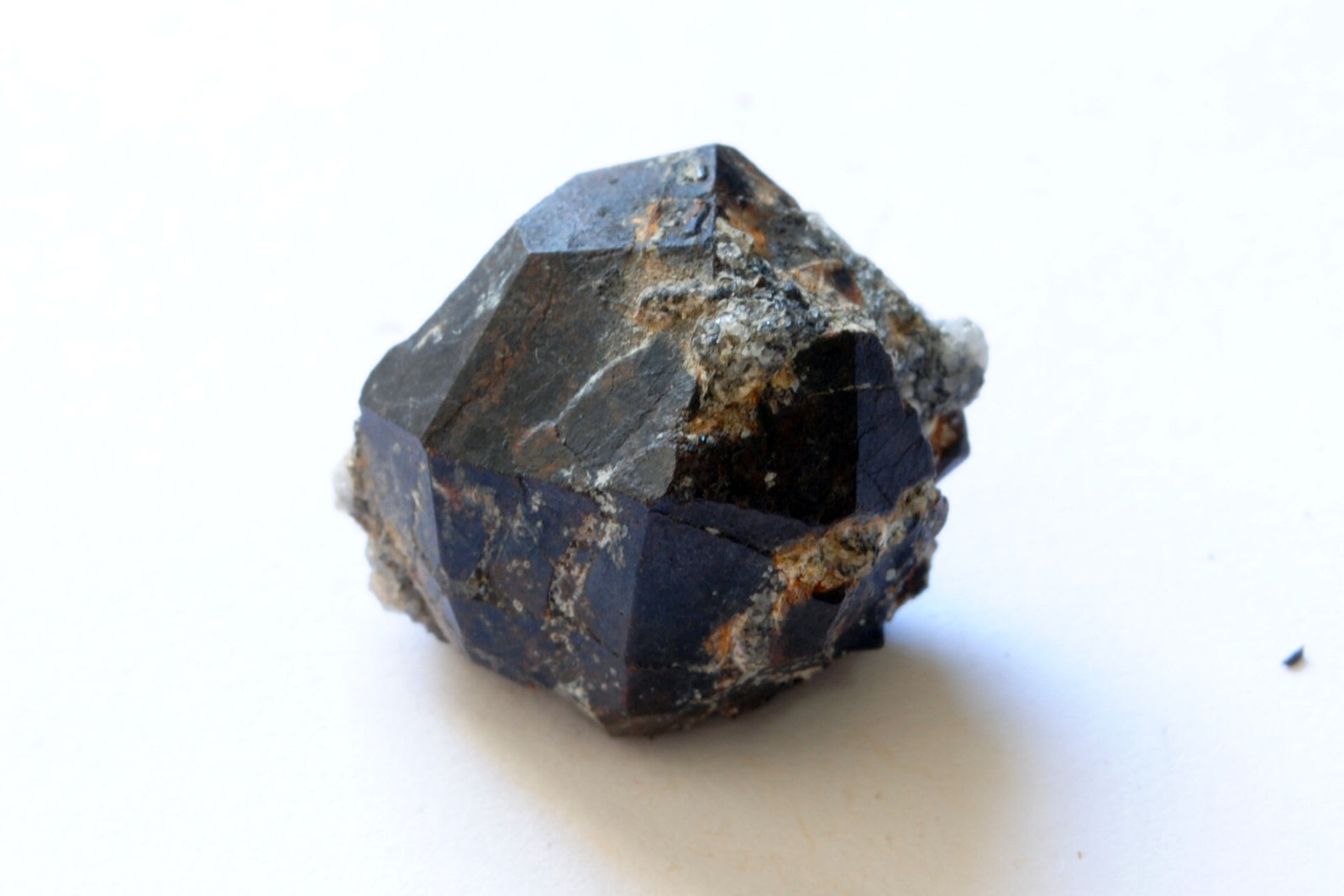 Almandino
Medidas pieza: 2,1x1,8x1,6 cm
(Autor: Sergio Pequeño)