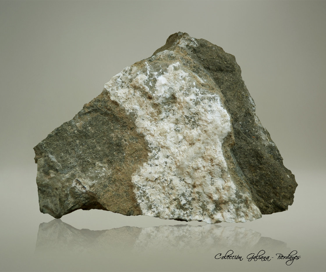 Tobermorita
86 x 62 x 35 mm
(Autor: Rafael Galiana)