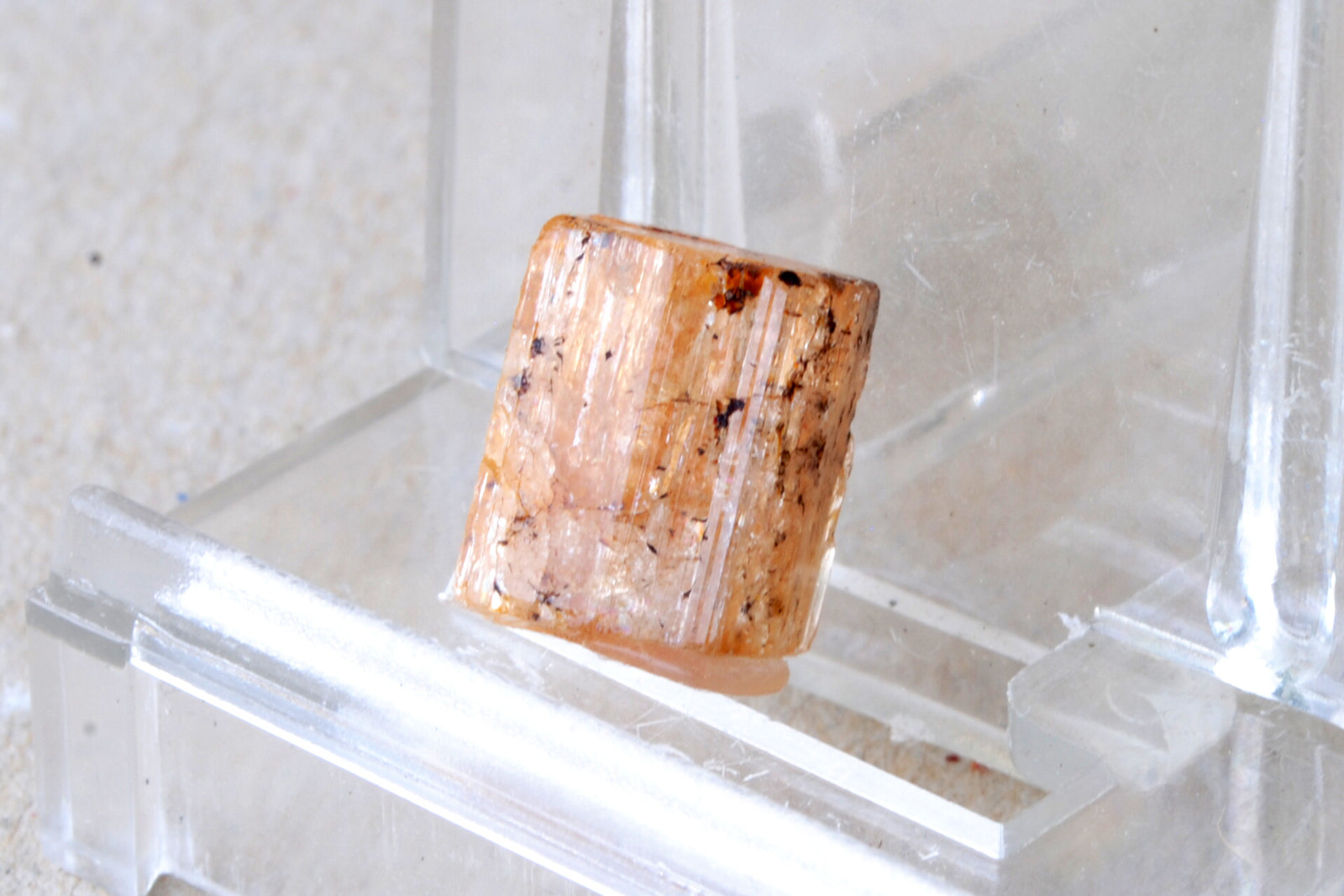 Topacio (variedad topacio imperial)
Medidas pieza: 1,2x1,2x0,7 cm
(Autor: Sergio Pequeño)