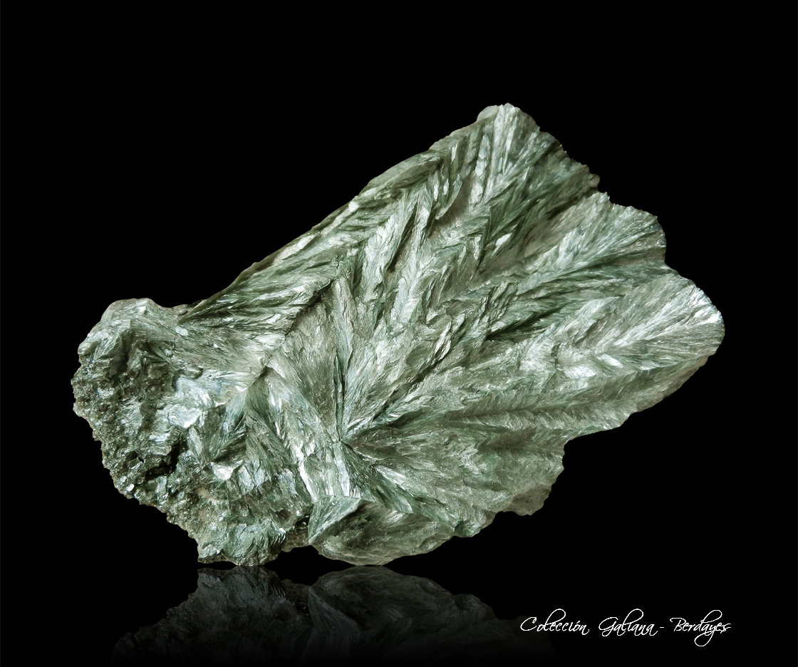Clinocloro (variedad serafinita)
88 x 57 x 50 mm.
(Autor: Rafael Galiana)