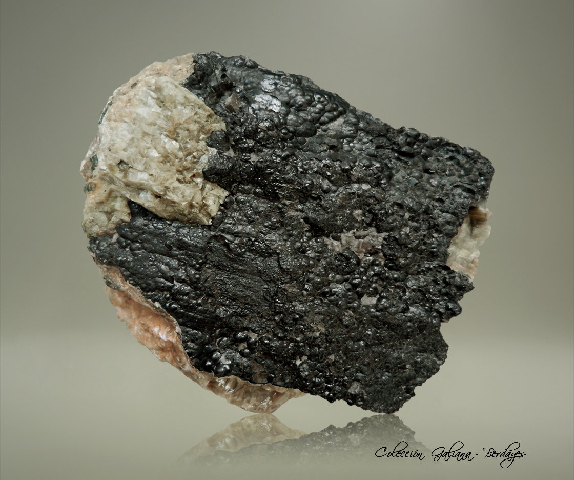 Uraninita (variedad pechblenda)
80 x 60 x 41 mm.
(Autor: Rafael Galiana)