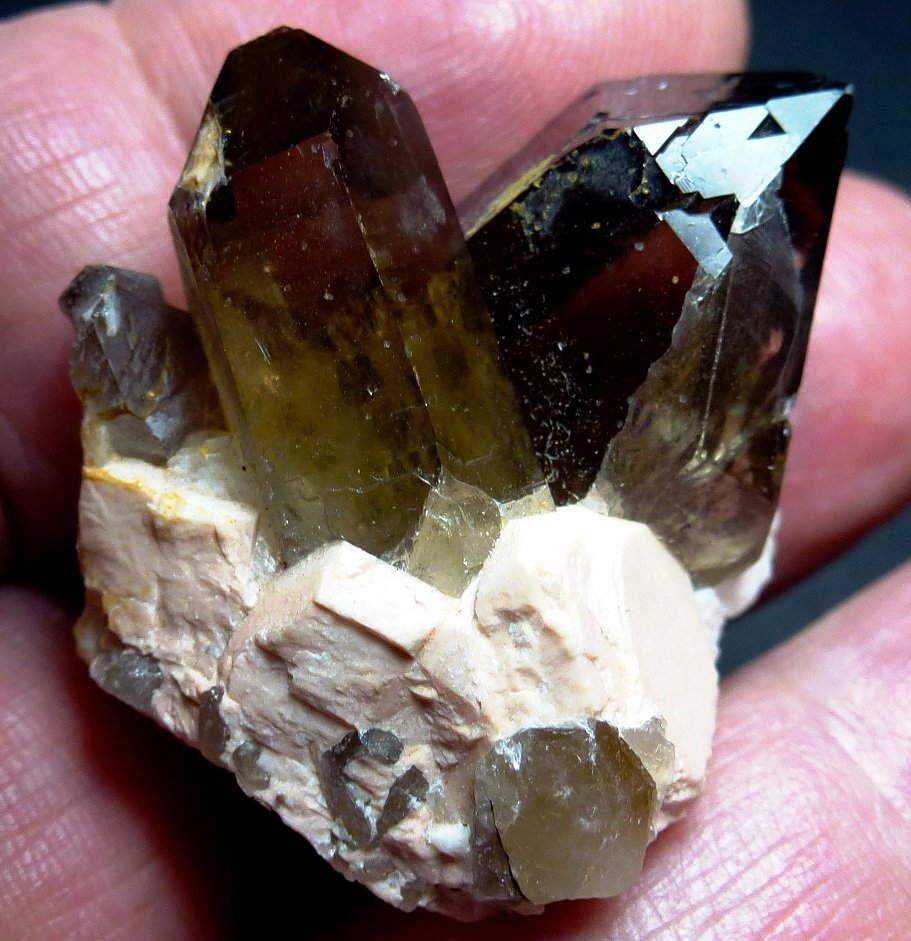 Cuarzo (variedad ahumado), Microclina
4 x 4 cm.
(Autor: javier ruiz martin)