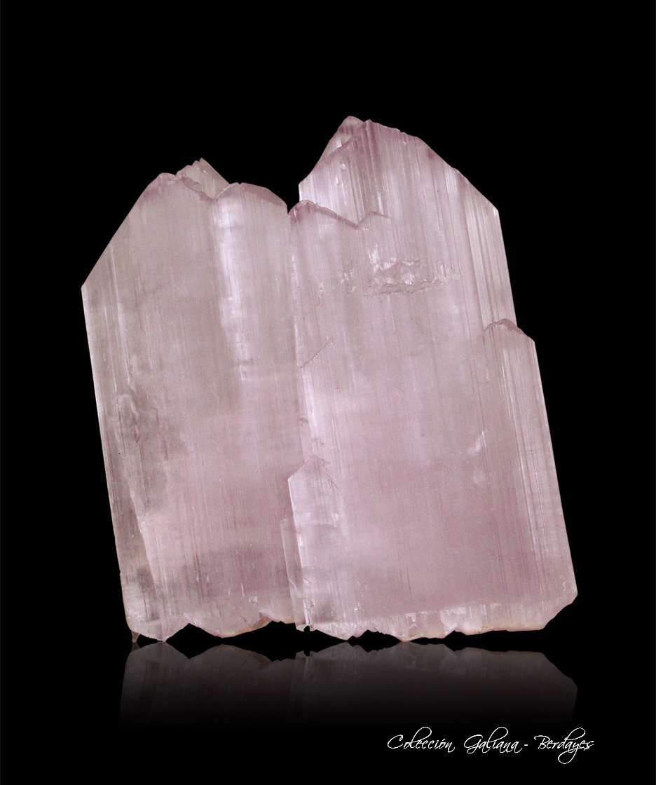 Espodumena (variedad kunzita)
100 x 86 x 24 mm.
(Autor: Rafael Galiana)