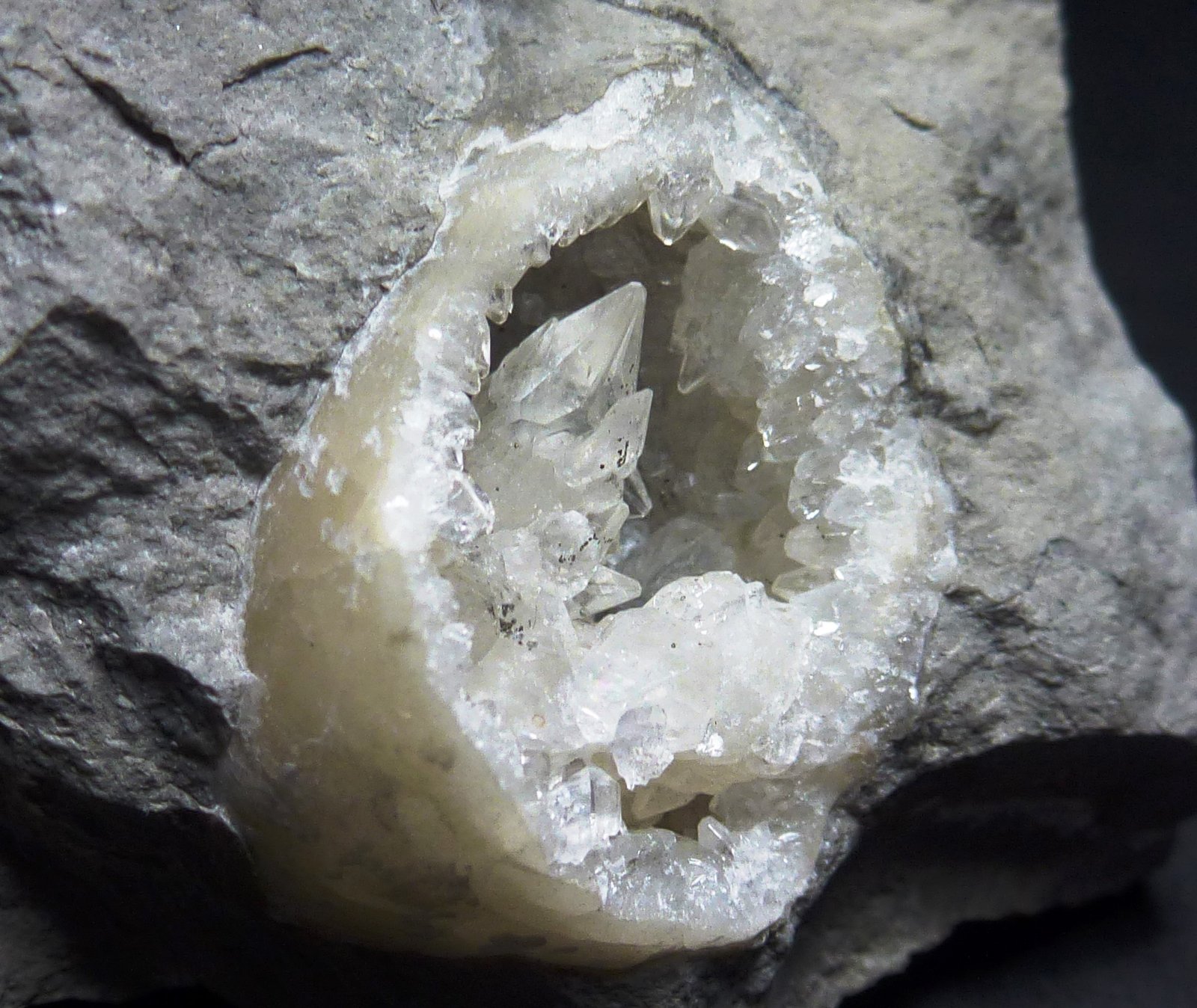 Calcita
2 x 1,5 cm. la geoda, 1 cm. el cristal
(Autor: javier ruiz martin)