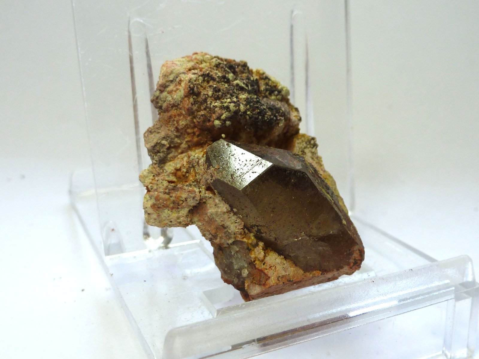 Cuarzo (variedad ahumado)
Medida: 3,5 x 2,5 x 1,6 cm
(Autor: Sergio Pequeño)