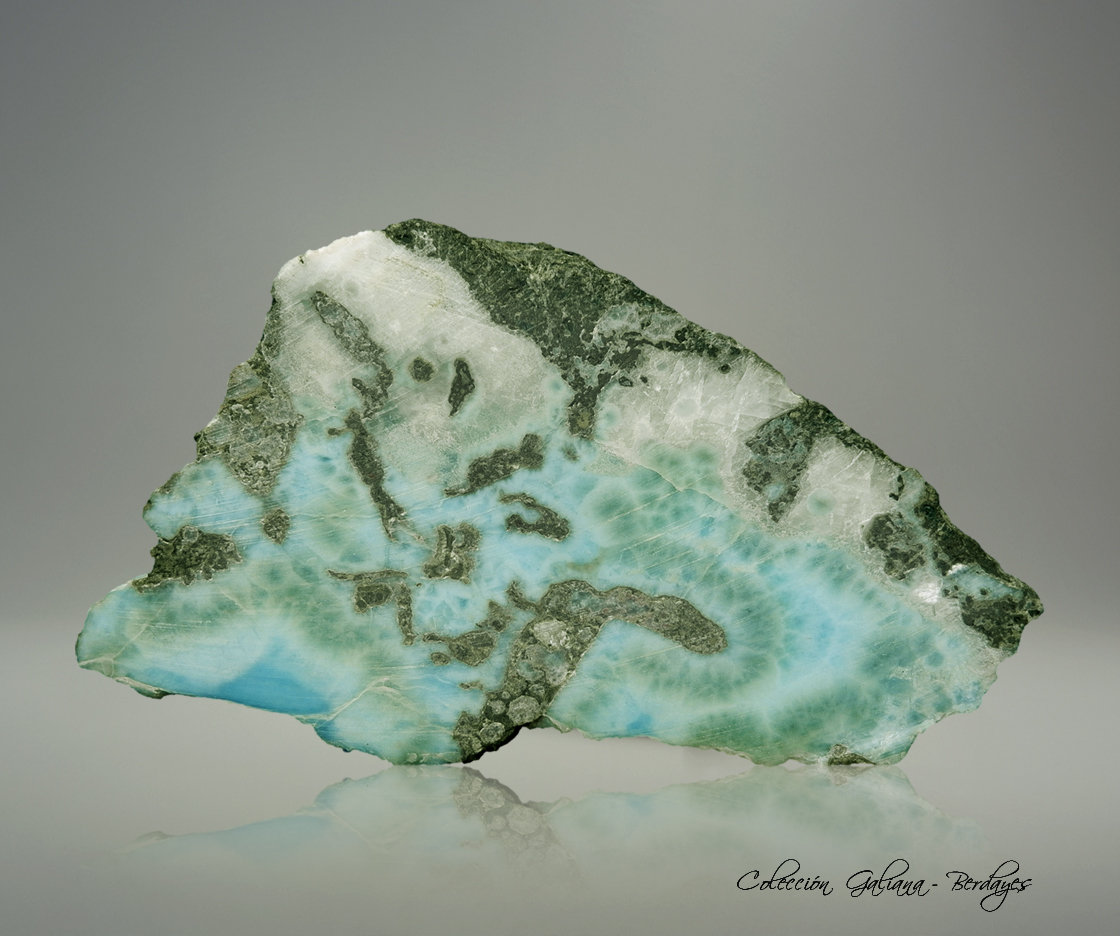 Pectolita (variedad larimar)
100 x 56 x 48 mm.
(Autor: Rafael Galiana)