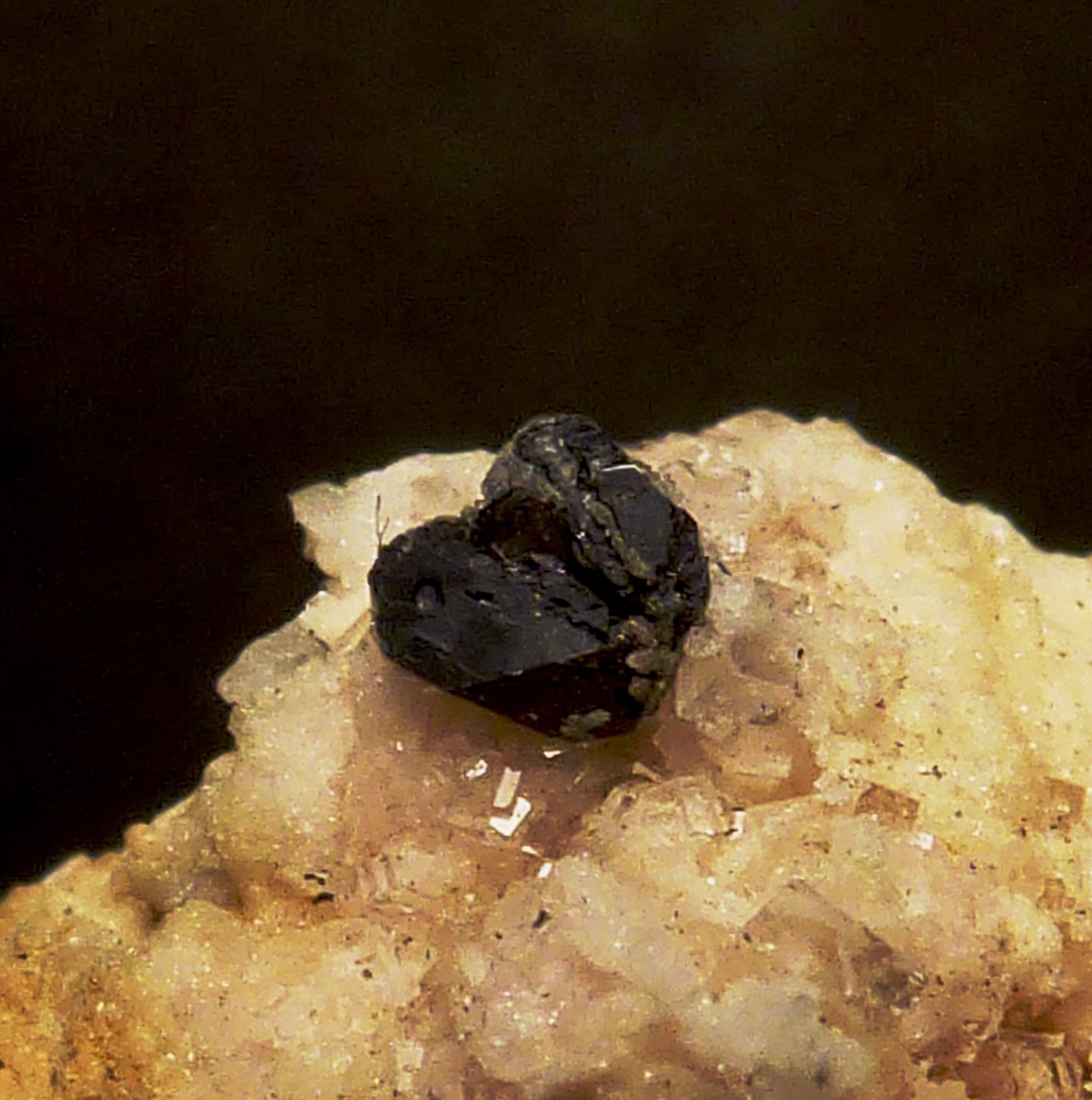 Proustita, Dolomita
6 x 4 cm. la pieza 0,2 cm. el cristal
(Autor: javier ruiz martin)
