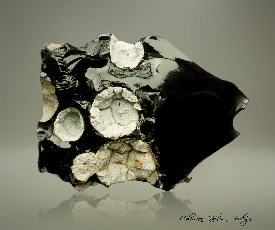 Cristobalita y Fayalita en Obsidiana
93 x 75 x 49 mm.
(Autor: Rafael Galiana)