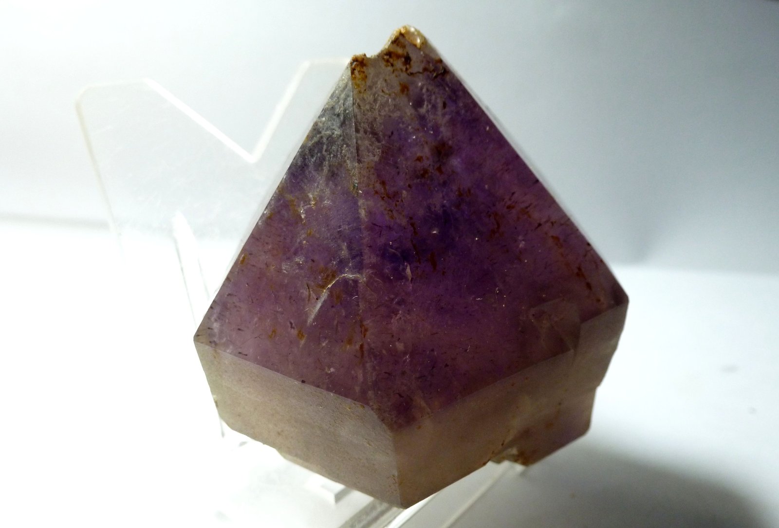 Cuarzo (variedad amatista)
Medida: 5,3 x 4,8 x 4 cm
(Autor: Sergio Pequeño)