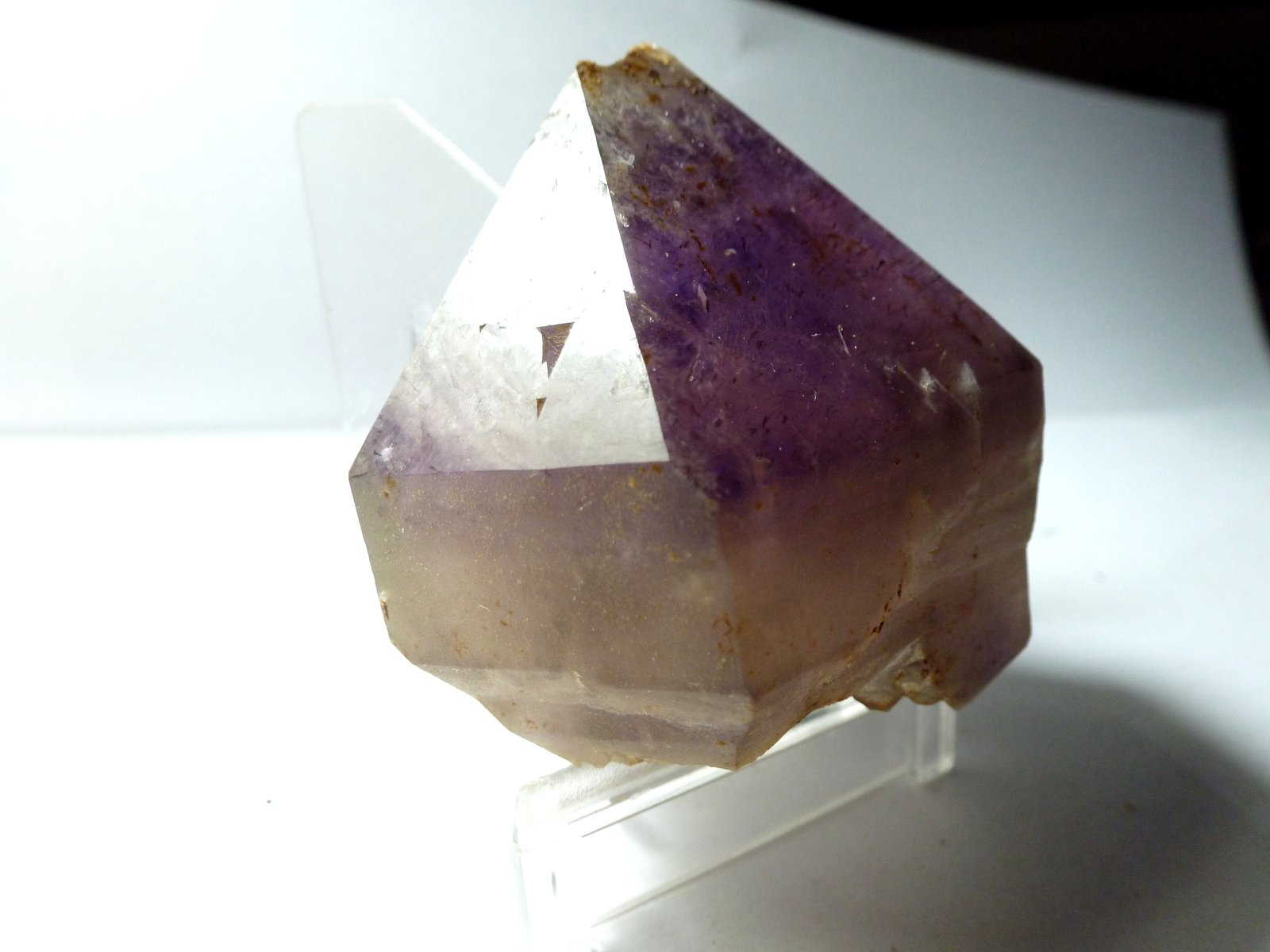 Cuarzo (variedad amatista)
Medida: 5,3 x 4,8 x 4 cm
(Autor: Sergio Pequeño)