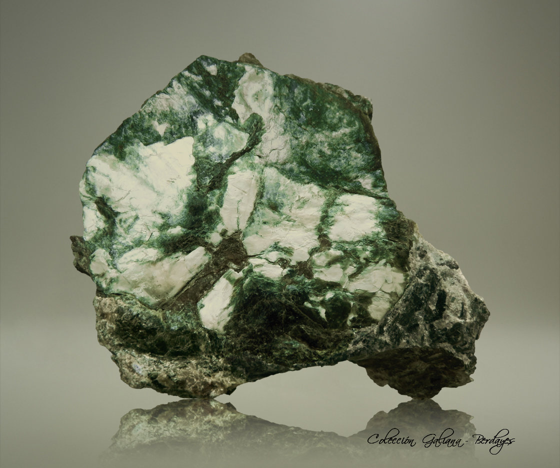 Clinocloro (variedad leuchtenbergita)
84 x 71 x 38 mm.
(Autor: Rafael Galiana)