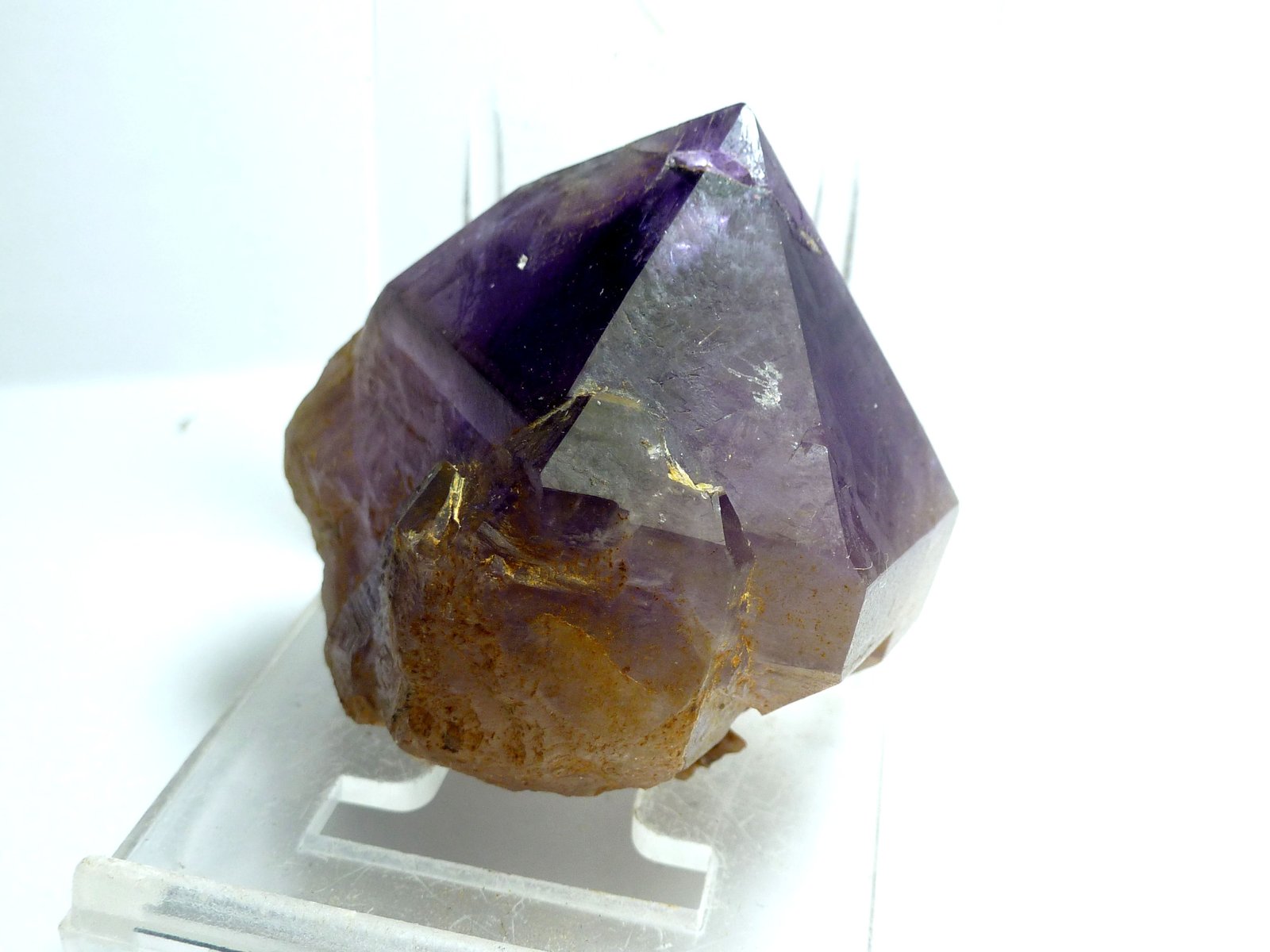 Cuarzo (variedad amatista)
Medida: 3,8x3,7x3,3 cm
(Autor: Sergio Pequeño)