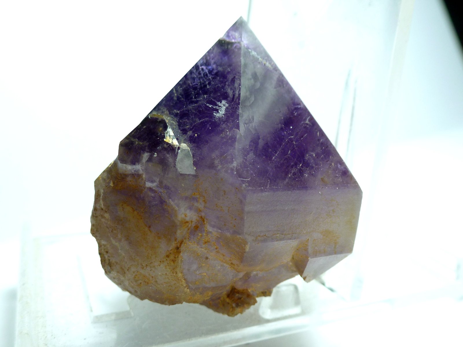 Cuarzo (variedad amatista)
Medida: 3,8x3,7x3,3 cm
(Autor: Sergio Pequeño)