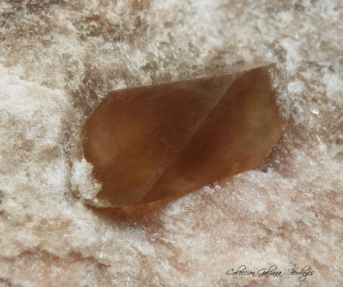 Dolomita (variedad teruelita)
encuadre 30 x 30 mm.
(Autor: Rafael Galiana)