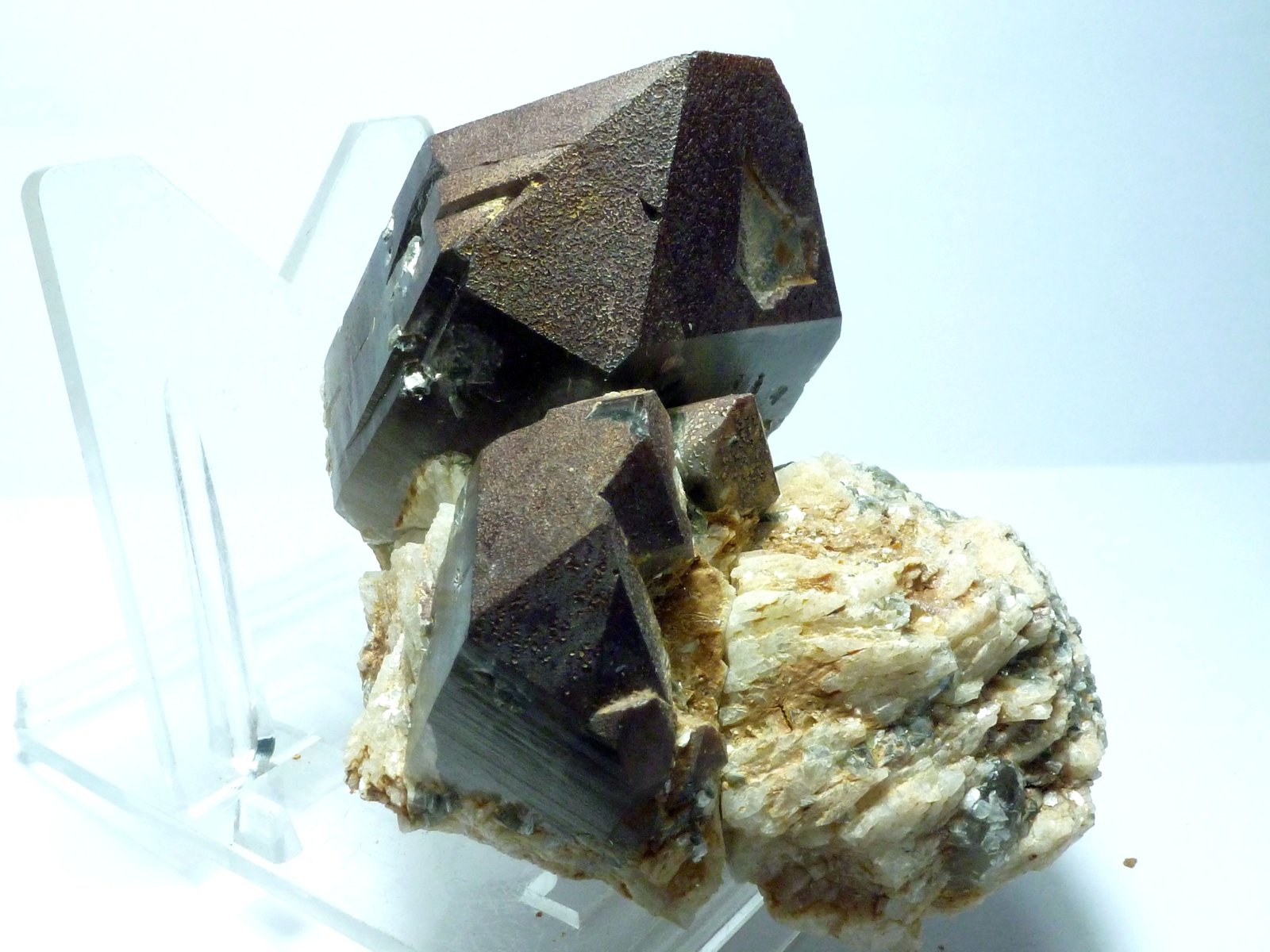 Cuarzo (variedad ahumado) y Albita
Medida: 6,5x5,5x4,5 cm
(Autor: Sergio Pequeño)