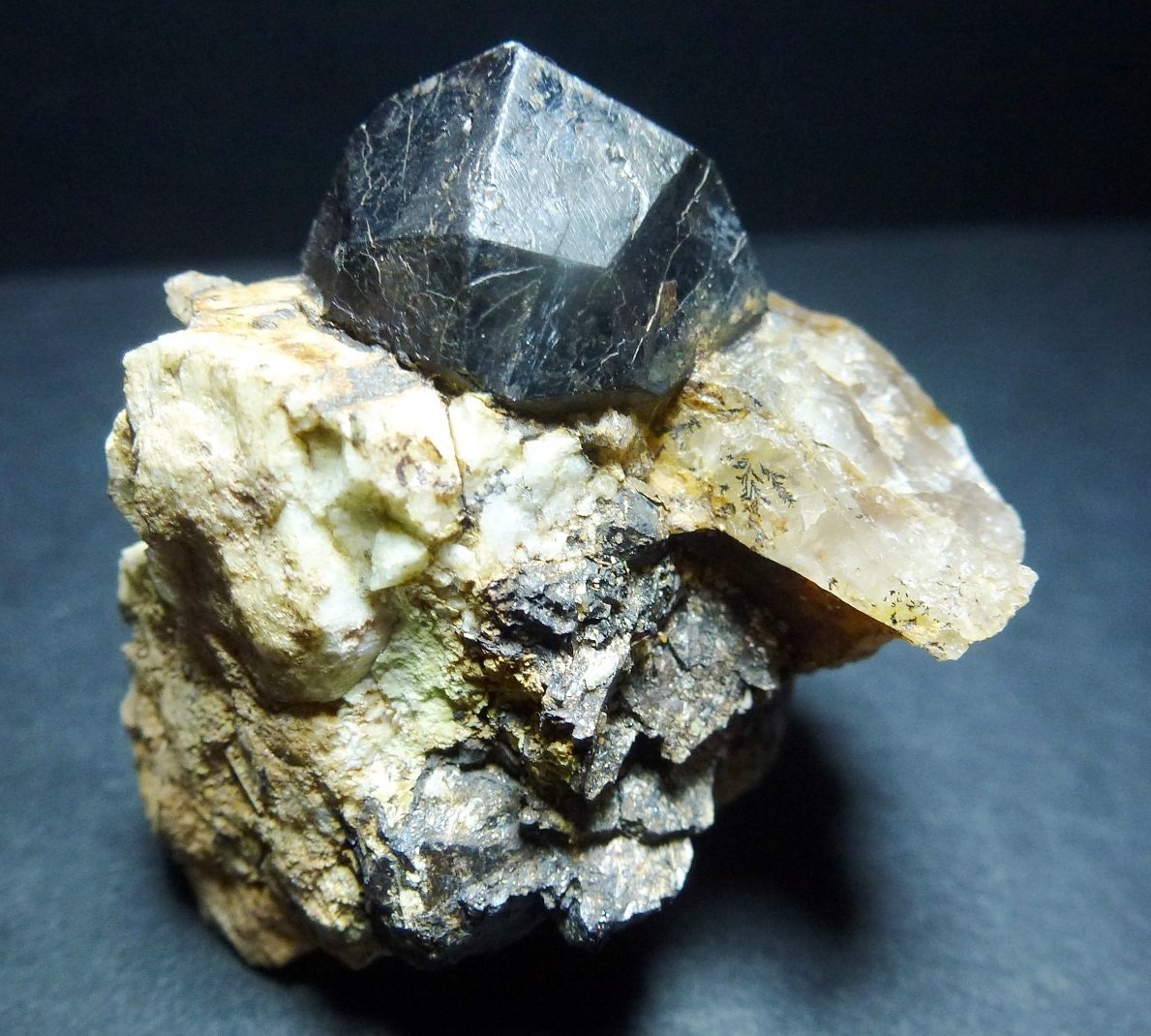Spessartina (Grupo Granate), Feldespato, Cuarzo
5 x 4 cm.
(Autor: javier ruiz martin)