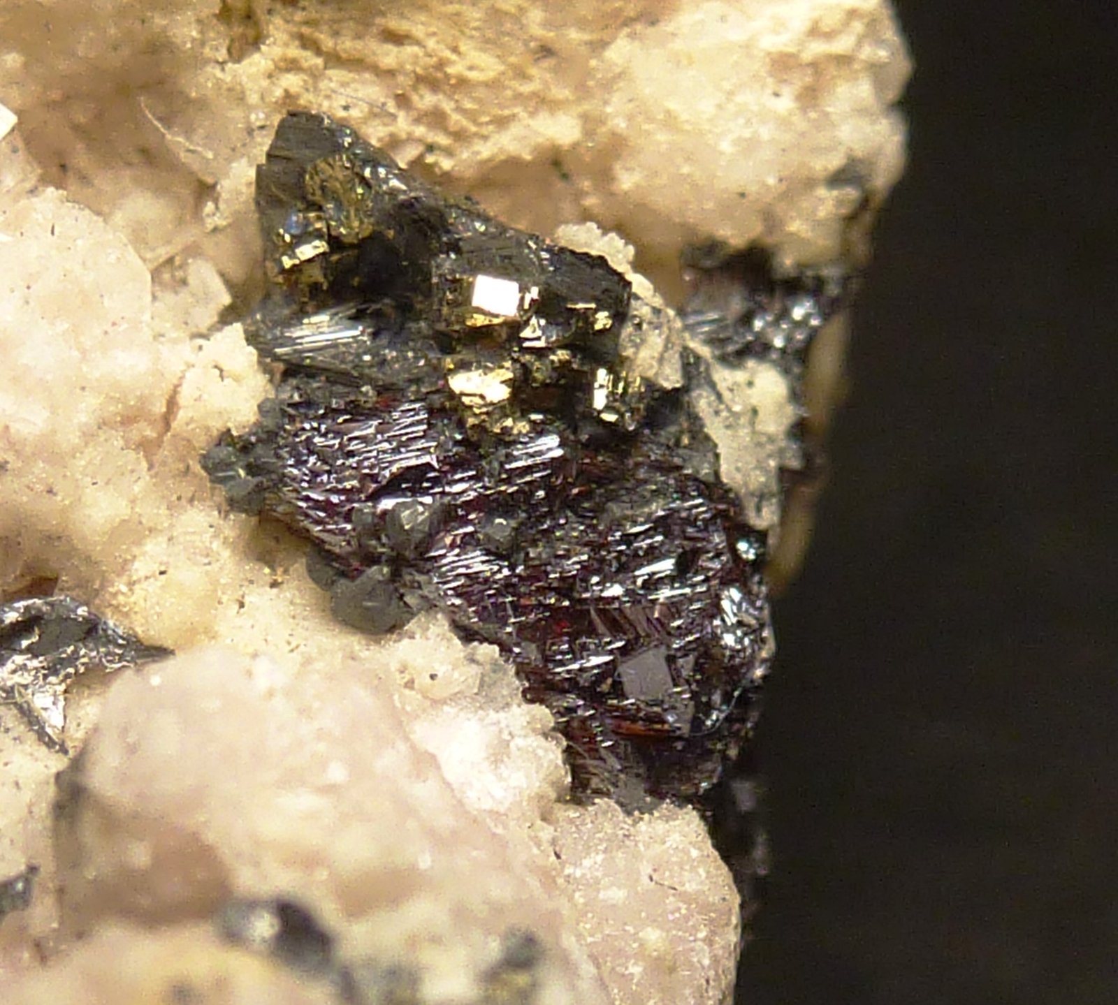 Proustita, Pirita, Dolomita
6 x 4 cm. la pieza, 0,6 cm. zona cristales
(Autor: javier ruiz martin)