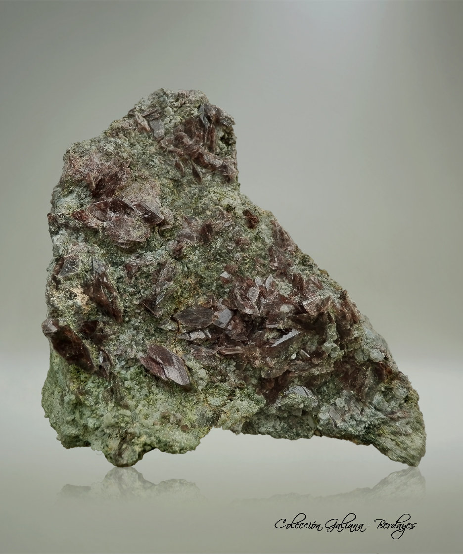 Axinita-(Fe)
78 x 70 x 45 mm.
(Autor: Rafael Galiana)