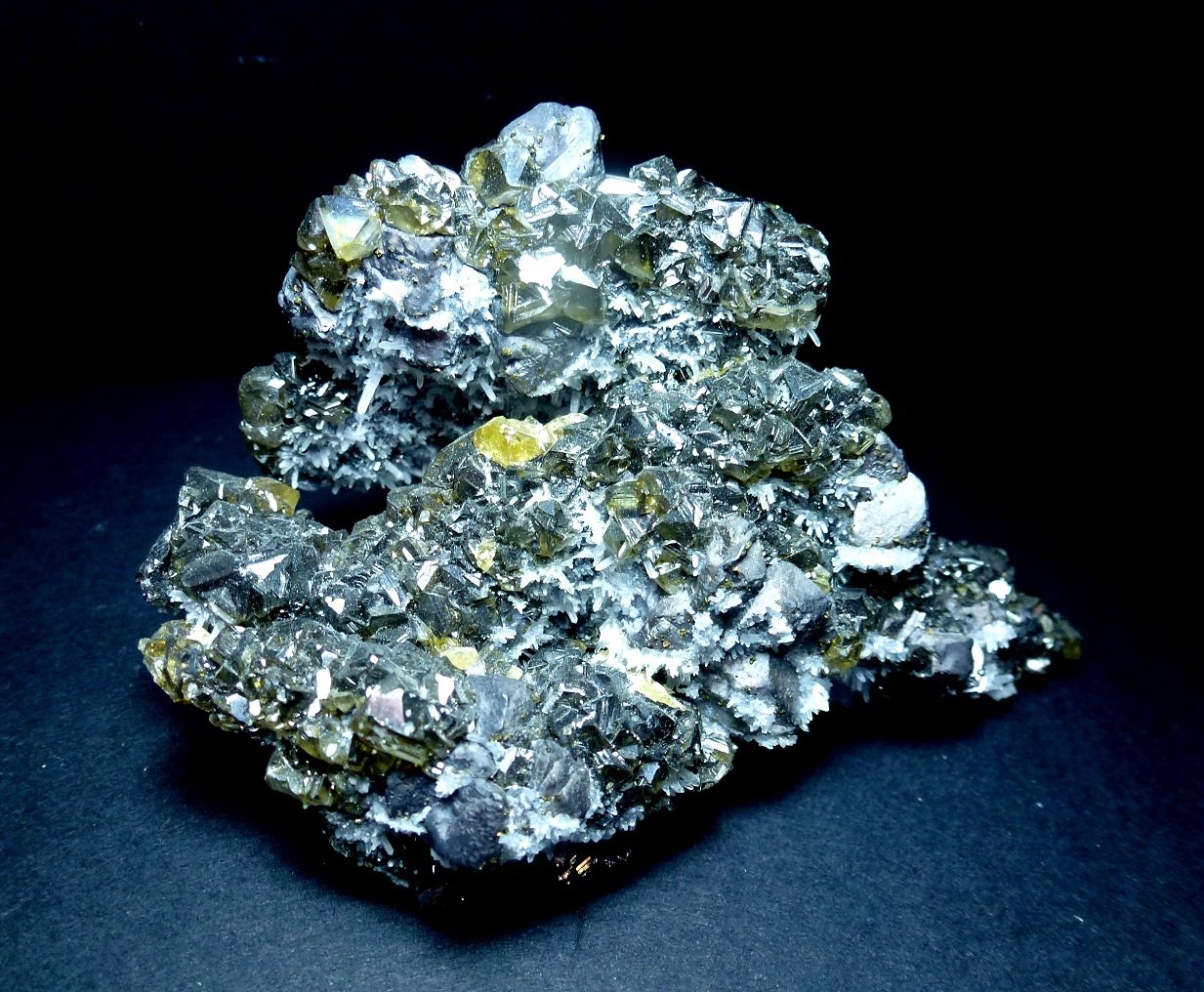 Esfalerita (variedad cleofana), Cuarzo, Galena
9 x 7 cm.
(Autor: javier ruiz martin)