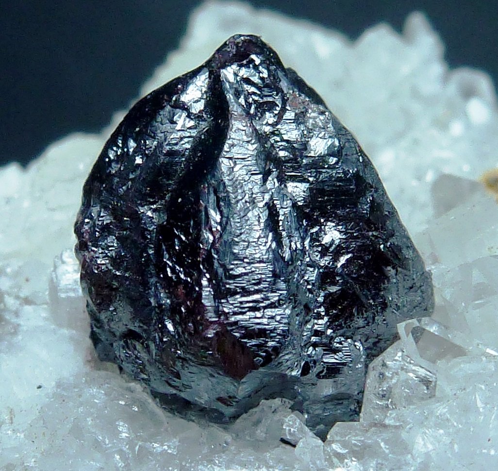 Cinabrio, Cuarzo, Dolomita
6 x 4 cm. la pieza, 0,8 x 0,5 cm. el cristal
(Autor: javier ruiz martin)
