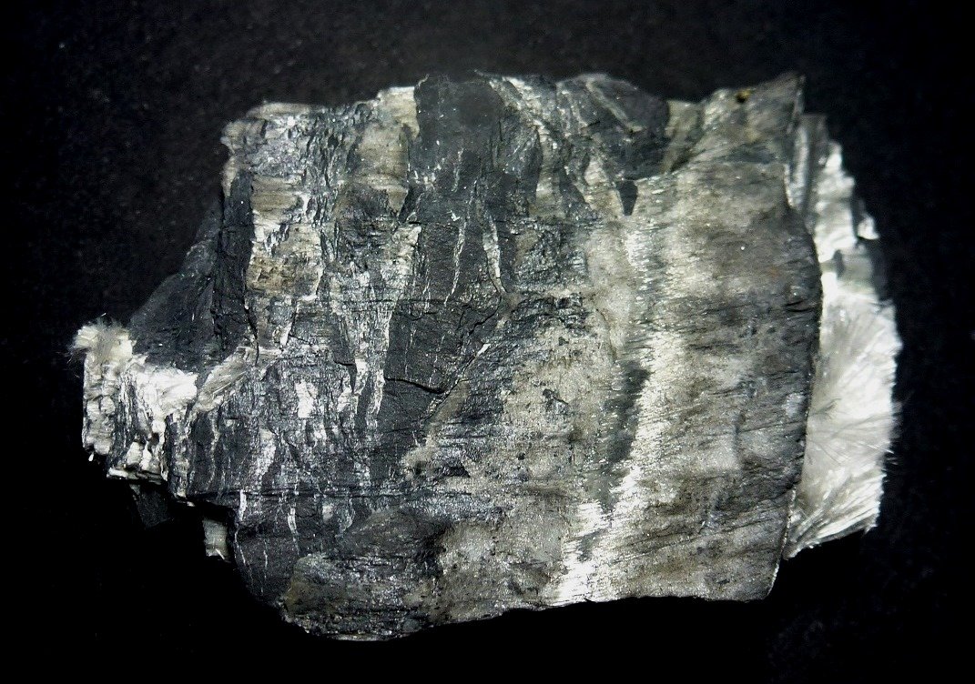Crisotilo
7 x 5 cm. la pieza, 4 x 1 cm. la zona de cristales
(Autor: javier ruiz martin)
