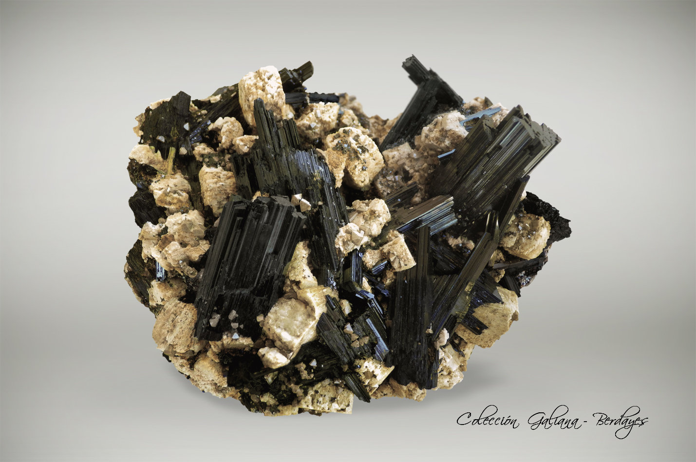 Arfvedsonita sobre Feldespato y con Zircon
104 x 82 x 46 mm.
(Autor: Rafael Galiana)
