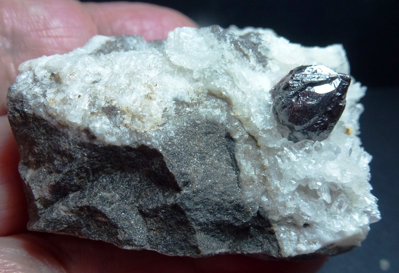 Cinabrio, Cuarzo, Dolomita
6 x 4 cm. la pieza, 0,8 x 0,5 cm. el cristal
(Autor: javier ruiz martin)
