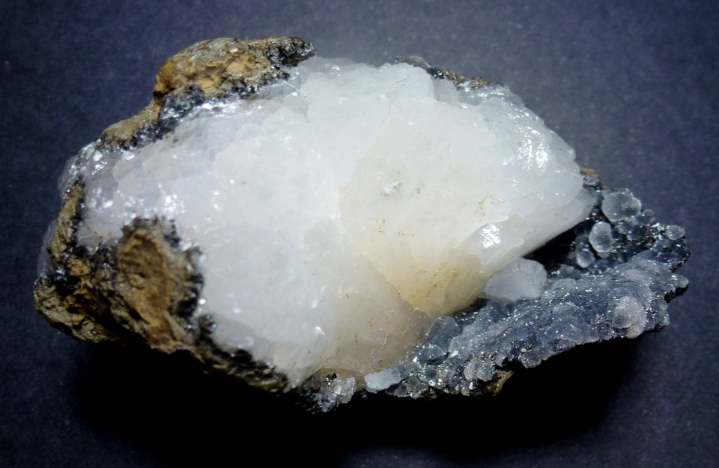 Stilbita-Ca (Estilbita-Ca) con Cuarzo recubierto de Cuarzo (variedad calcedonia)
6 x 5 cm.
(Autor: javier ruiz martin)
