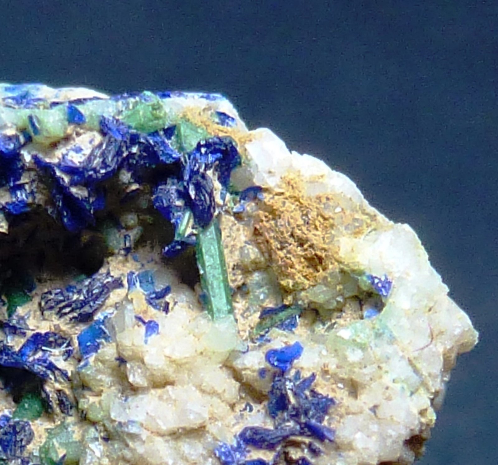 Bayldonita, Azurita
0,25 cm. de longitud el cristal de Bayldonita
(Autor: javier ruiz martin)