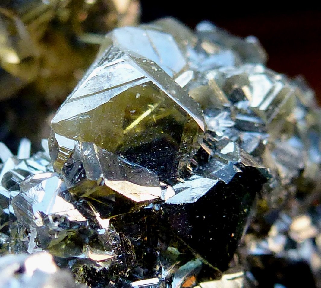 Esfalerita (variedad cleofana), Cuarzo, Galena
0,3 x 0,3 cm. el cristal, 9 x 7 la pieza
(Autor: javier ruiz martin)