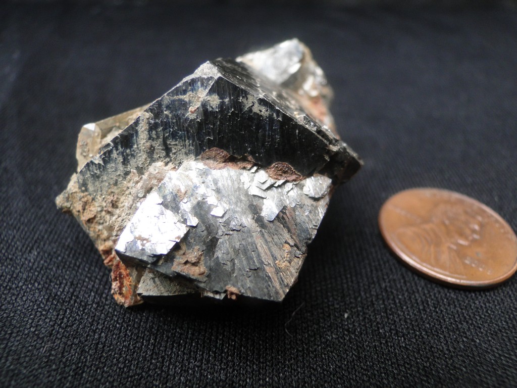 Arsenopirita
4 cm x 2.5 cm x 5 cm
(Autor: L Alejandro FG)