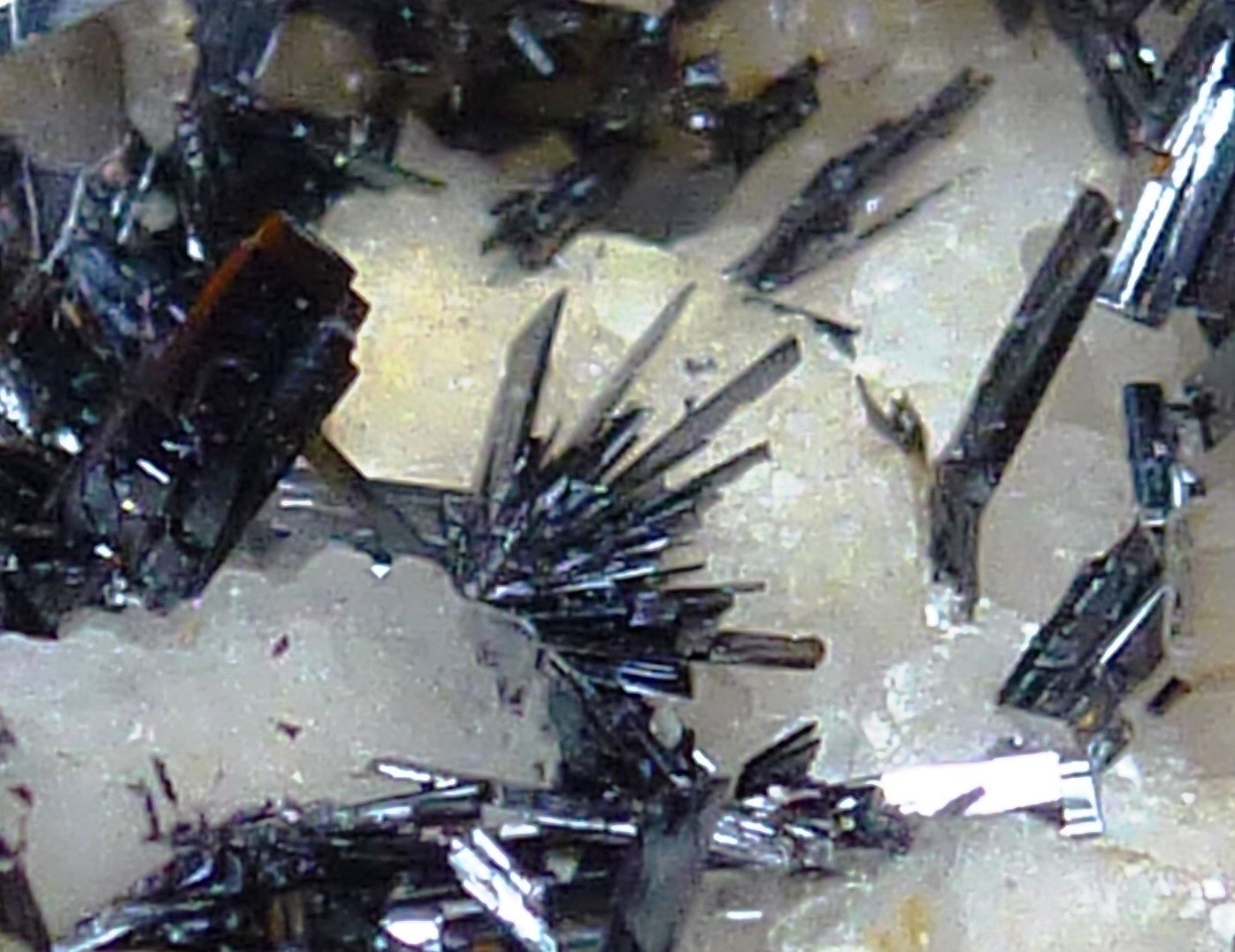 Goethita
encuadre 1,5 x 1,5 cm.
(Autor: javier ruiz martin)