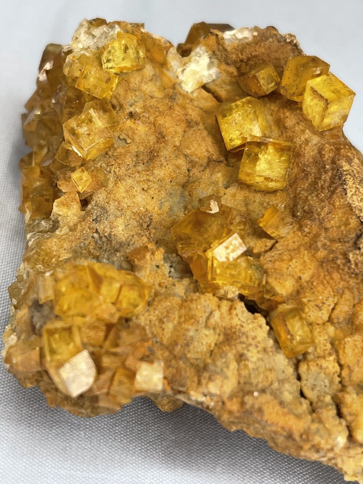 Fluorita
7,5cm de ancho y 2,5cm de alto
(Autor: castrominerals)