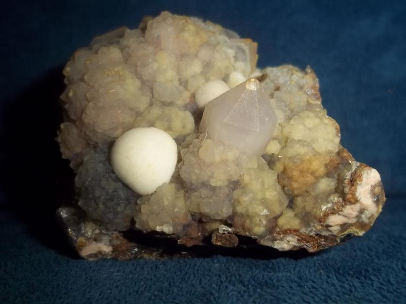 Cuarzo (variedad calcedonia), Cuarzo
6 x 6 cm y cristal de cuarzo 1 x 1 cm
(Autor: Jose F. Castro Medina)