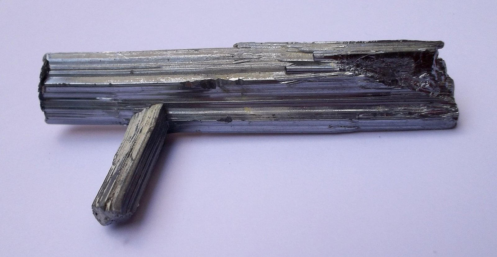 Stibnita (Estibina)
6,6 x 4,3 cm
(Autor: Cristalino)